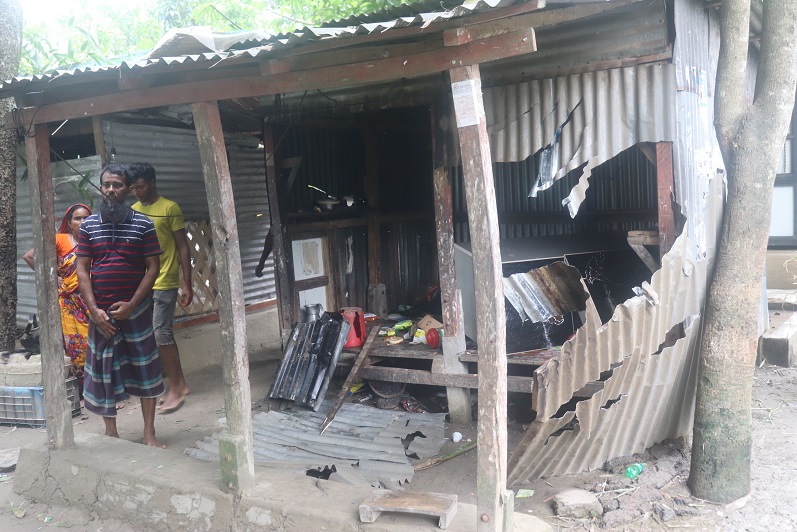 শরীয়তপুরে আওয়ামীলীগের দু গ্রæপে সংঘর্ষ, দুইপুলিশসহ আহত ৩০ জন   বোমার বিস্ফোরন,বাড়ী ও ব্যবসা প্রতিষ্ঠানে ভাংচুর