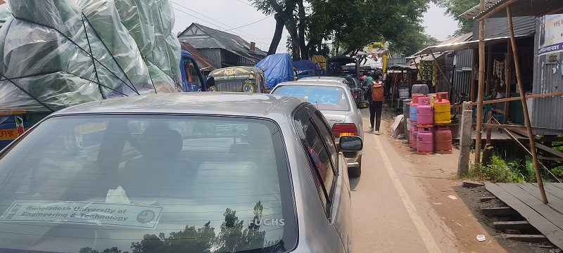 বাংলাবাজার-শিমুলিয়া ফেরী বন্ধ থাকায় জাজিরা ঘাটে ফেরী পারাপারে প্রচন্ড চাপ