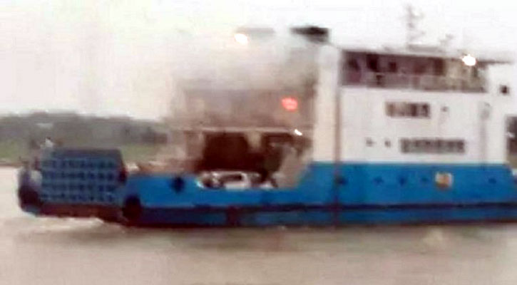 শিমুলিয়া-মাঝিরঘাট রুটে পদ্মায়  চলন্ত ফেরিতে আগুন!