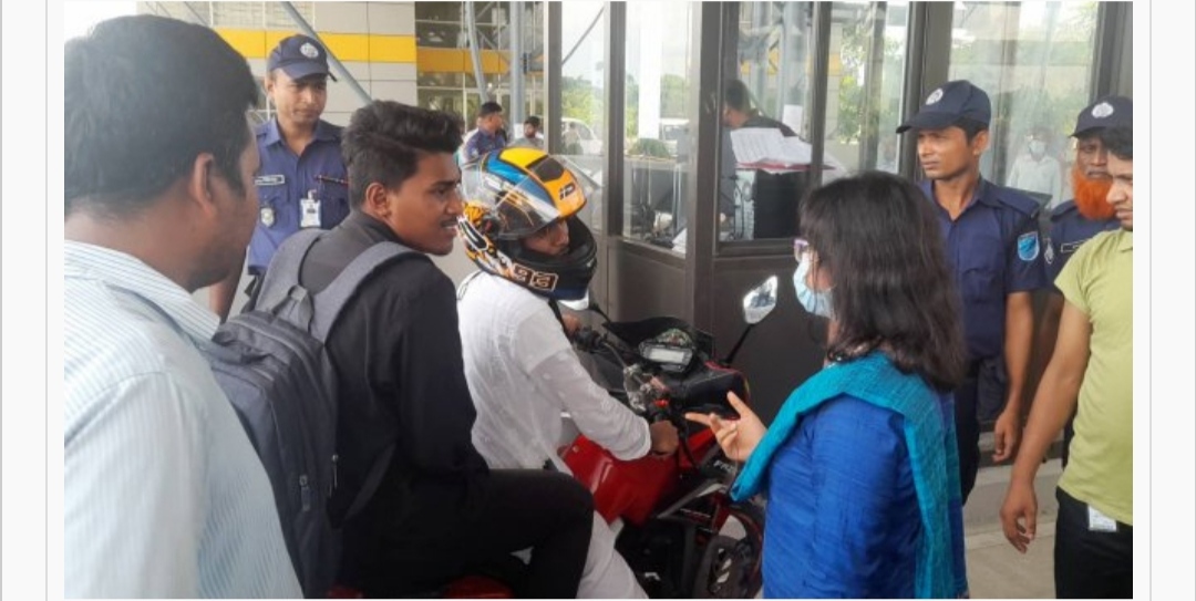 পদ্মাসেতুতে ঢুকতে হেলমেট বিহীন ৮ জনকে জরিমানা