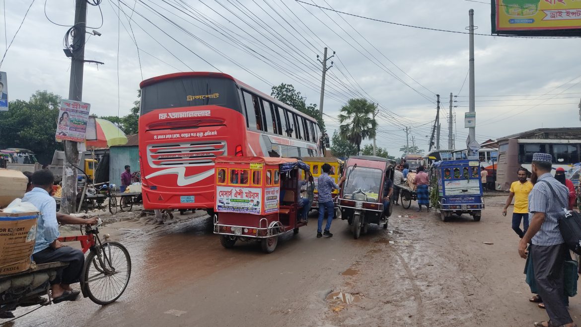 পদ্মাসেতু চালু হলেও সড়কের জন্য সুফল পাচ্ছেনা শরীয়তপুরবাসি। ২ঘন্টার রাস্তা ৪ ঘন্টায় পার