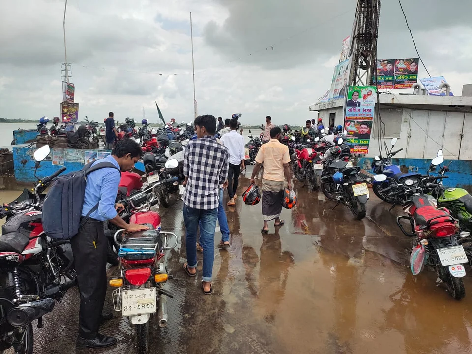 গাড়ি না থাকায় চলেনি মাঝির ঘাট- শিমুলিয়া-ফেরি : হাজার হাজার মোটর সাইকেল আটকা