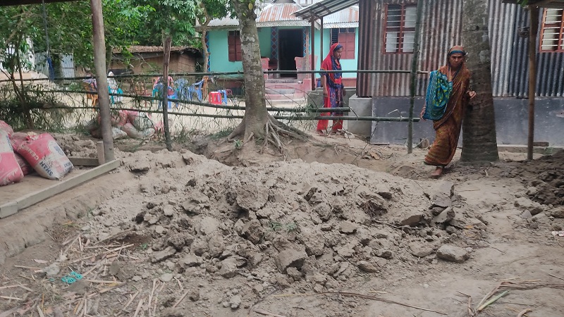 জাজিরায় অসহায় পরিবারের বাড়ি-ঘর জবর দখল \   ভুক্তভোগীরা  জিম্মি