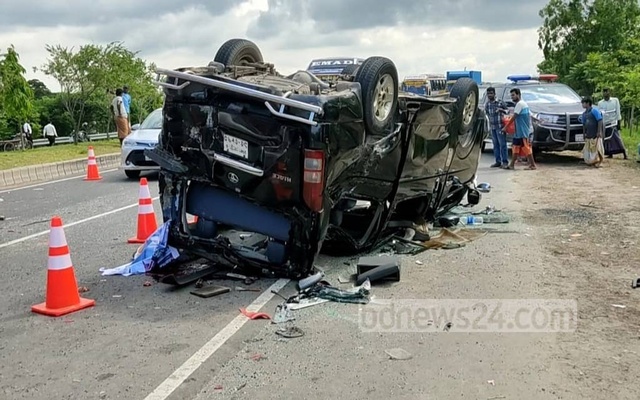শরীয়তপুরের জাজিরা প্রান্তে ভাঙ্গা এক্সপ্রেসওয়েতে বাসের ধাক্কায় মাইক্রোবাস উল্টে নিহত -১