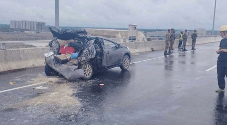 পদ্মা সেতুতে বাসের ধাক্কায় প্রাইভেটকারের ৩ যাত্রী আহত,বাস আটক