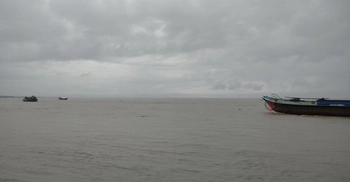 পদ্মার পানি শরীয়তপুরে বিপদসীমার ওপর দিয়ে প্রবাহিত