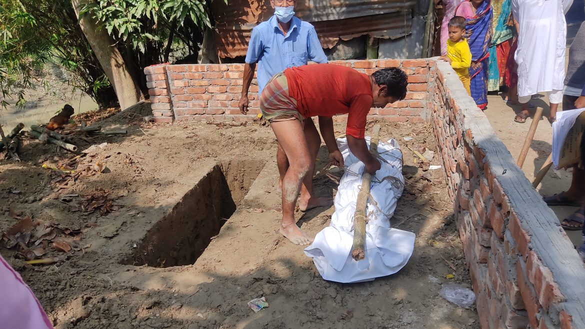 গোসাইরহাটে আড়াই মাস পরে কবর খুড়ে লাশ উত্তোলন