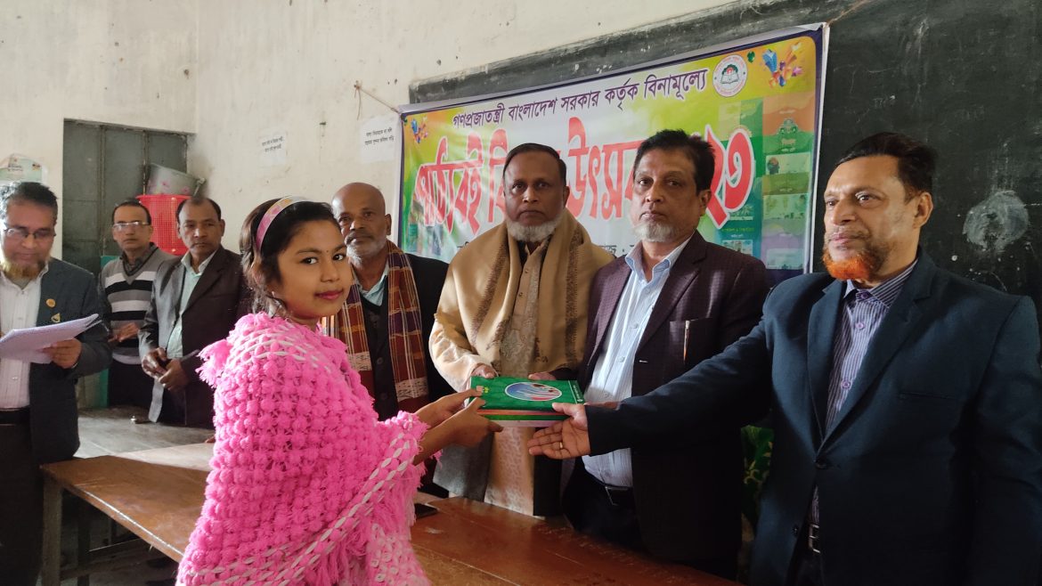 শরীয়তপুরে বই বিতরন