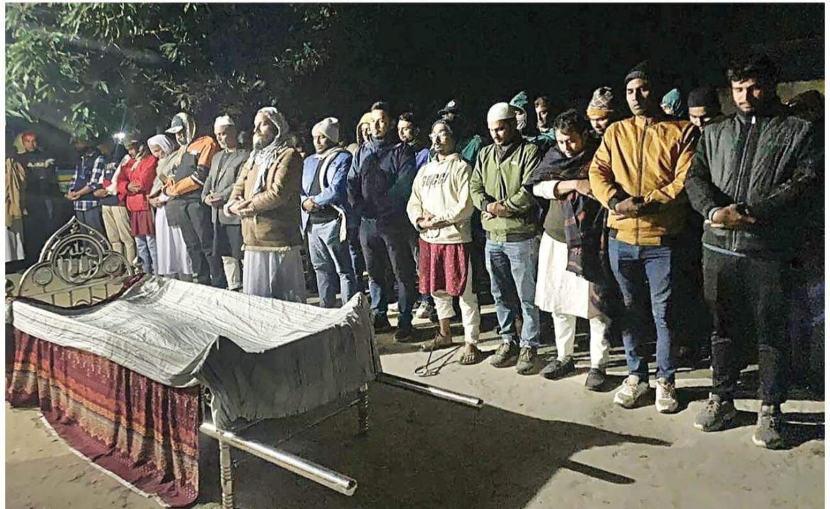 শরীয়তপুরে মায়ের জানাজায় ডান্ডাবেড়ি পড়ে ছাত্রদল নেতা : ছবি ভাইরাল
