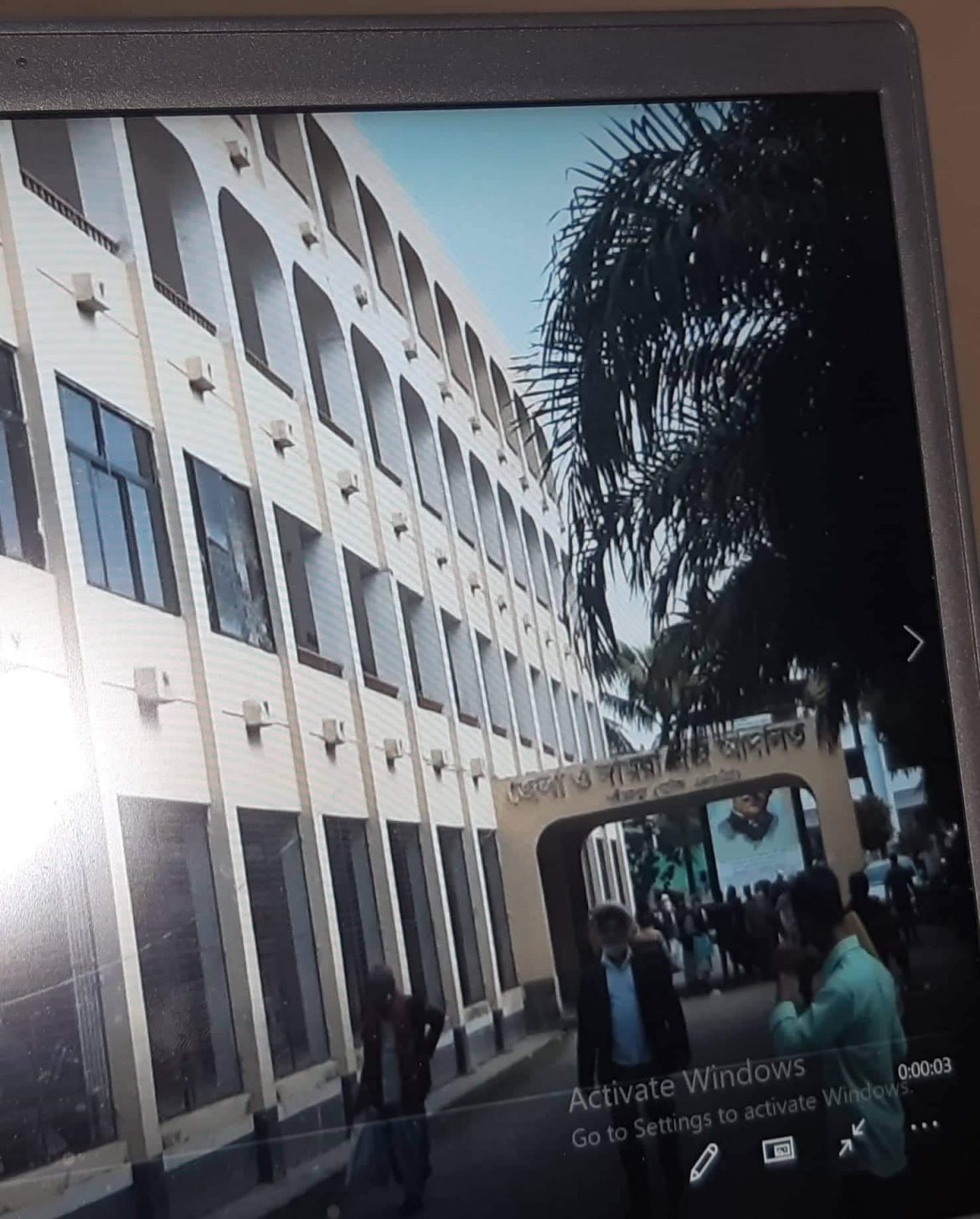 শরীয়তপুর আদালতে প্রক্সি দিতে এসে যুবক কারগারে।