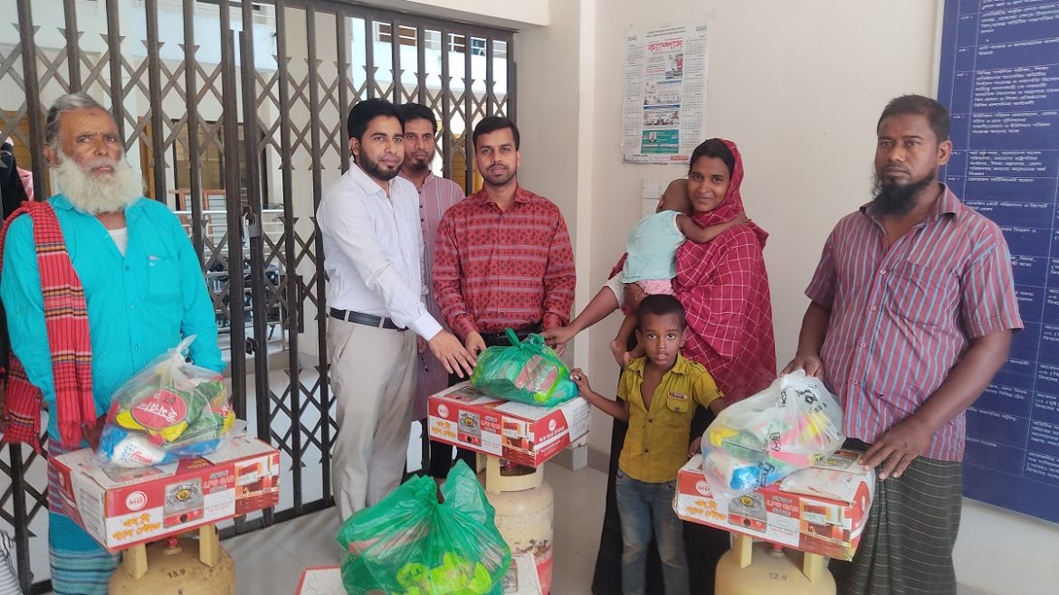 জাজিরায় ১৪জন ভিক্ষুকের অনুদান ও ২৮জনকে প্রধানমন্ত্রীর উপহার