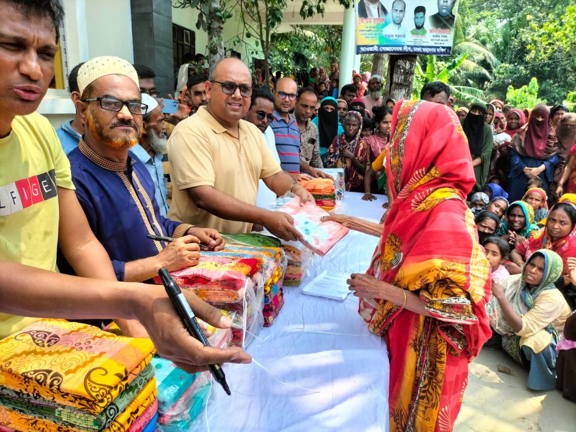 জাজিরায় স্বেচ্ছাসেবকলীগের ভাইসচেয়ারম্যানের ঈদ উপহার