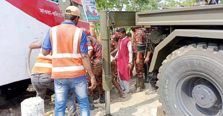 পদ্মা সেতু এলাকায় ভ্যানে সঙ্গে বাসের ধাক্কায় নিহত যুবক