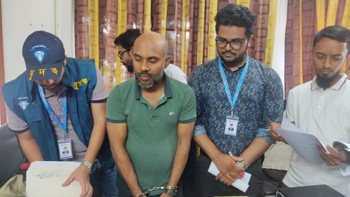 শরীয়তপুরে বিসিক ম্যানেজারকে ৫০ হাজার টাকা উৎকোচ সহ গ্রেফতার