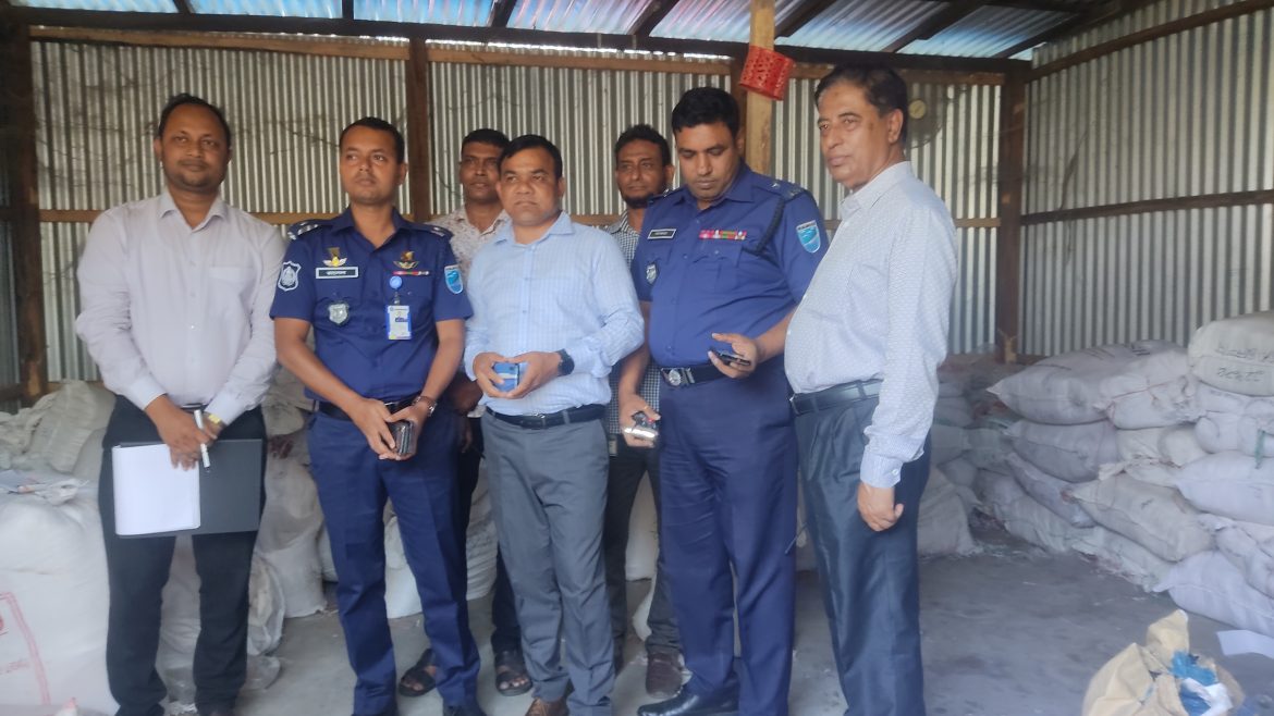 অবৈধ পলিথিন রাখার দায়ে শরীয়তপুরে ভ্রাম্যমান আদালত   দুই ব্যবসায়ীকে ১লাখ টাকা জরিমানা
