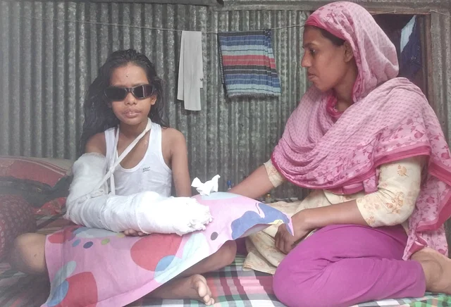 নড়িয়ায় ককটেল বিস্ফোরনে আহত নুসরাতের টাকার অভাবে চিকিৎসা হচ্ছে না। ২৫ দিনেও রহস্য উদঘাটন হয়নি