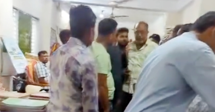 পালং সাব-রেজিস্ট্রারের বিরুদ্ধে আইনজীবীর কাছে ঘুস দাবির অভিযোগ