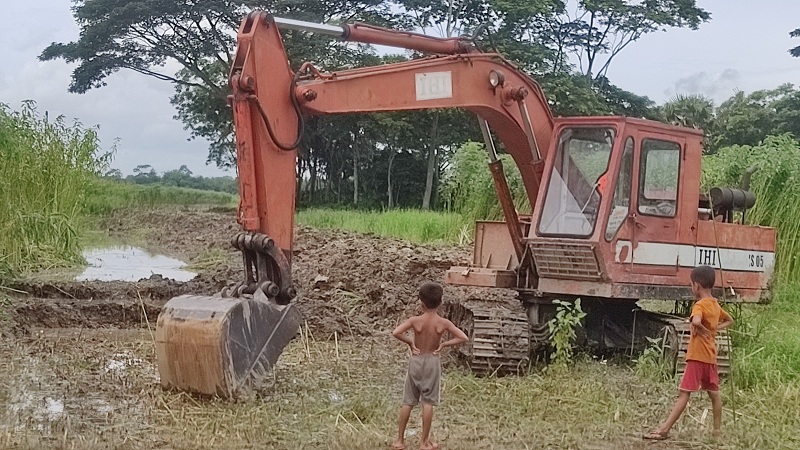 শরীয়তপুরে আদালতে বিচারাধীন জমিতে ভেকু দিয়ে মাটি কাটা নিয়ে বিরোধ,এলাকায় উত্তেজনা