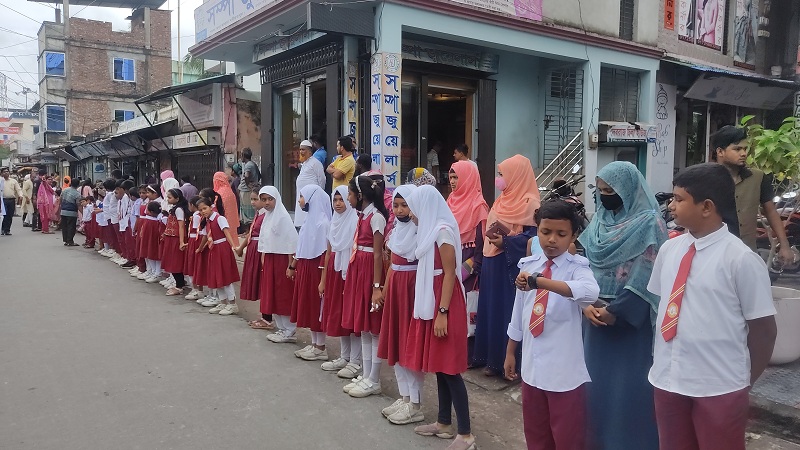 শরীয়তপুর শিশু কানন কিন্ডার গার্টেন  স্কুলের শিক্ষার্থী হৃদয় খান নিবির এর হত্যাকারীদের বিচার দাবীতে মানববন্ধন