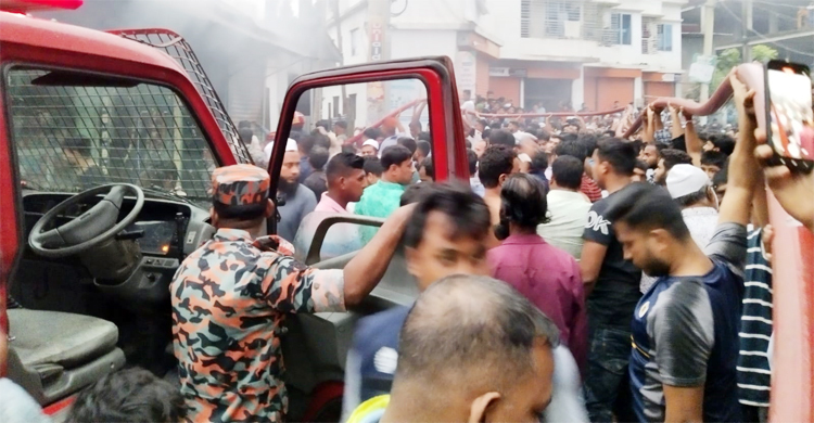 আংগারিয়া বাজারে ফায়ার সার্ভিসের দমকল বাহিনীর ওপর হামল,আহত-১