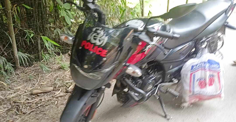 গোসাইরহাটে নিষেধজ্ঞা অমান্য করে পুলিশ ইলিশ নিয়ে সটকে পড়ে
