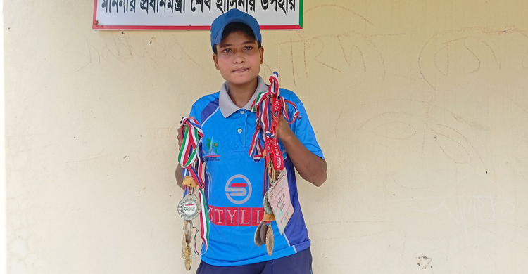শরীয়তপুরে অলরাউন্ডার খাদিজা টাকার অভাবে ক্রিকেট ছেড়েছেন