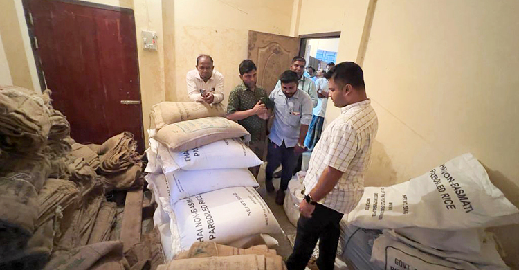 জব্দ করা চালের বস্তা সরাতে গিয়ে ভেদরগঞ্জ খাদ্যগুদাম কর্মকর্তা ধরা