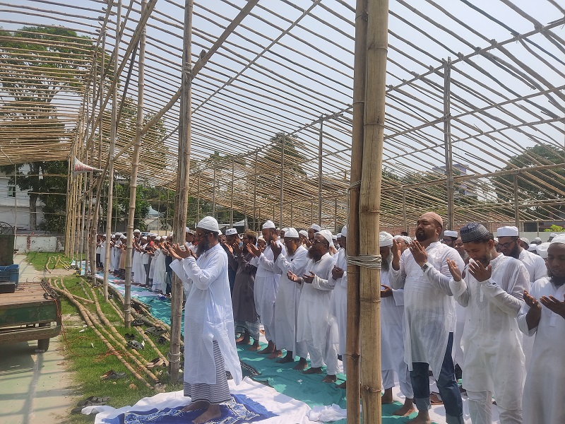 শরীয়তপুরে বৃষ্টির জন্য ইসতিস্ক্রার নামাজ আদায়