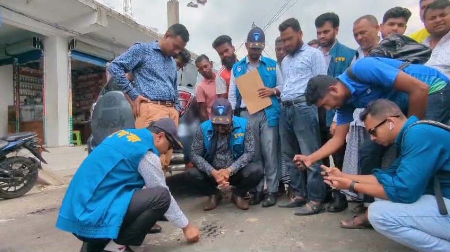 শরীয়তপুরে বিটুমিন গলে যাওয়া মহাসড়ক পরিদর্শনে দুদক