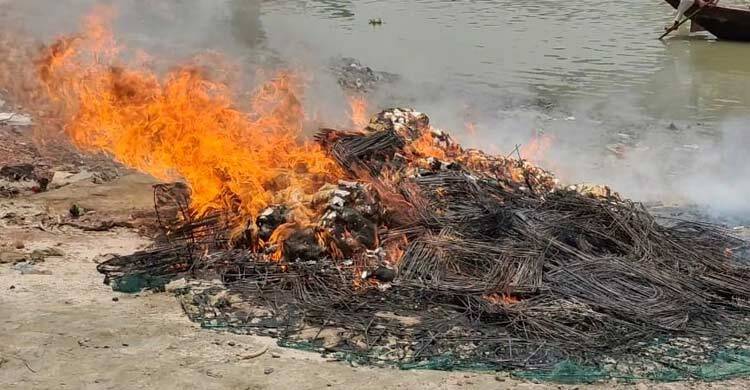 গোসাইরহাটে ১০ লাখ টাকার অবৈধ কারেন্টজাল পুড়িয়ে দিল মৎস্য বিভাগ
