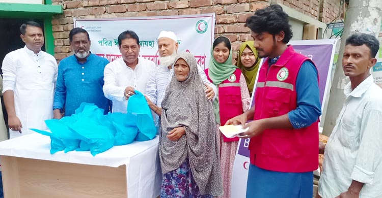 কোরবানি ঈদে সুবিধাবঞ্চিতরা পেলেন রেড ক্রিসেন্টের মাংস