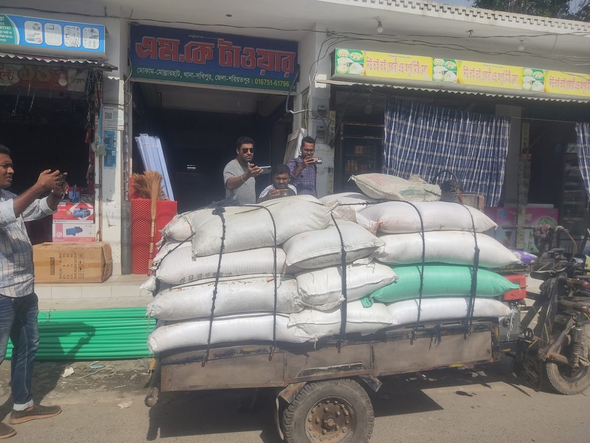 ভেদরগঞ্জের চরকুমারিয়ায় সরকারী ৩০ বস্তা সার আটক