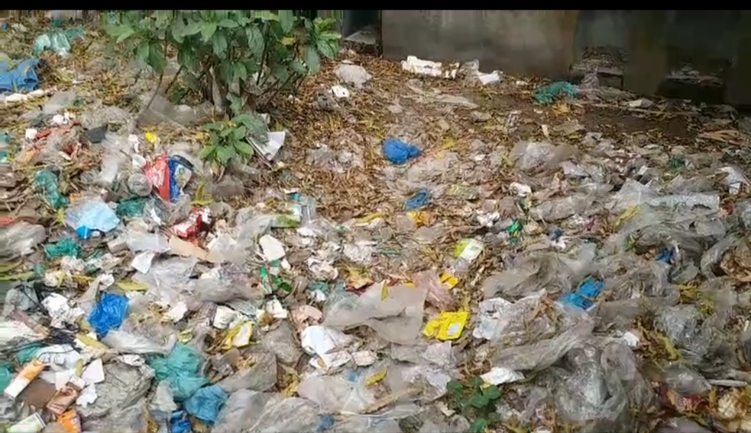 ডামুড্যা সাবরেজিষ্ট্রি অফিসের জায়গায় ময়লা আবর্জনা ফেলে দুর্গন্ধ ছড়ানোর অভিযোগ