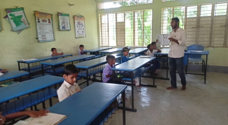 শরীয়তপুরে স্কুলে ক্লাস নিচ্ছেন দপ্তরি