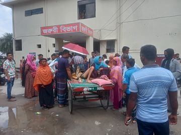 শরীয়তপুর সদর হাসপাতালের কর্মচারীদের মারধর, প্রতিবাদে চিকিৎসাসেবা বন্ধ, রোগীদের ভোগান্তি চরমে