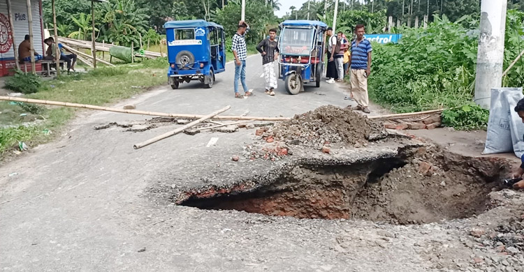 টানা বর্ষনে শরীয়তপুর-নড়িয়ার প্রধান সড়ক ধস, যানচলাচল বন্ধ