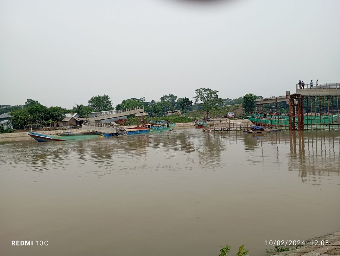 নড়িয়া কীর্তিনাশাি নদীর উপর  ফুট ওভার ব্রীজ ধসে পড়ে একজন আহত ,আটক-২