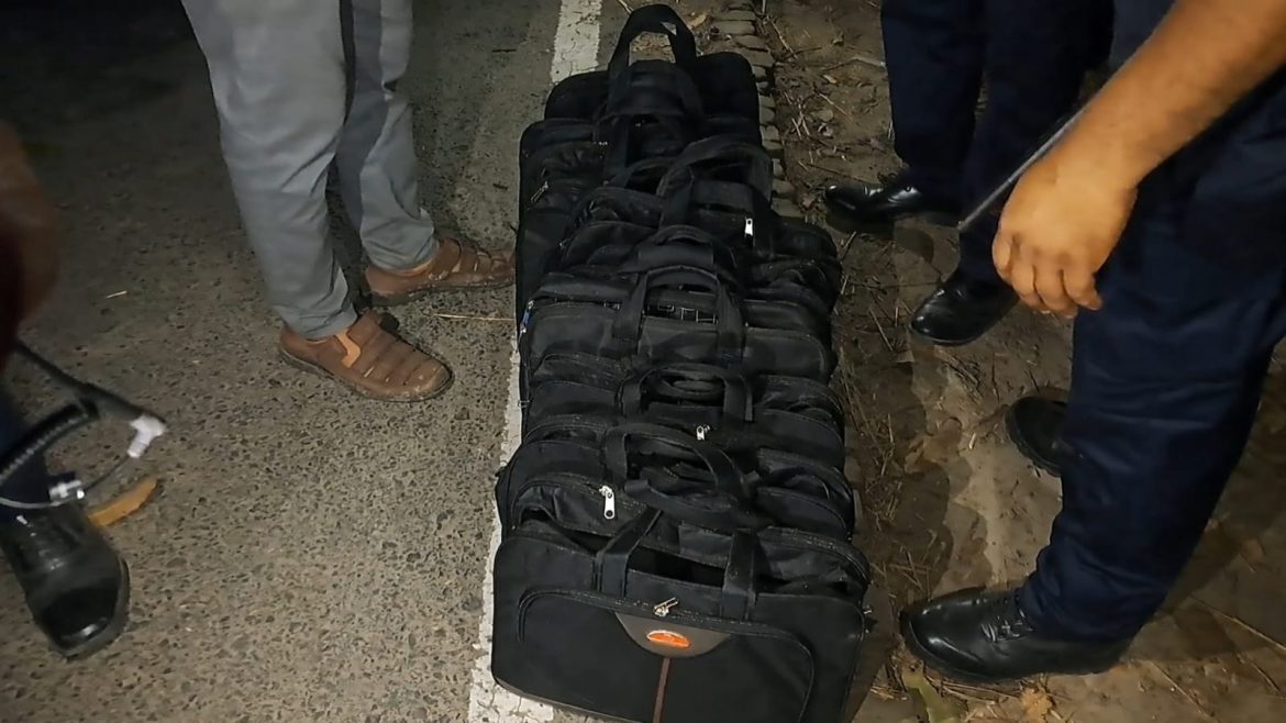 ১০ব্যাগ থেকে ১২৩টি ককটেল উদ্ধার করে বিস্ফোরিত করলো বোমা ডিস্পোজাল ইউনিট