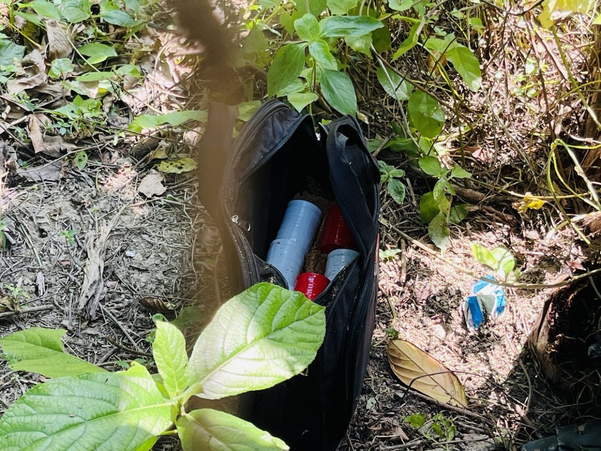 শরীয়তপুরের ডামুড্যায় রাস্তার পার্শ্বে ১০ ব্যাগ ককটেল  পাওয়া গেছে