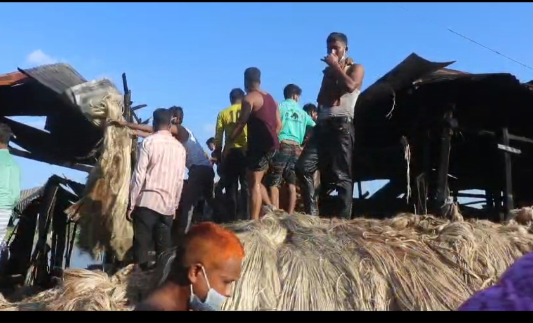 শরীয়তপুর গোসাইরহাট দাসরজঙ্গল বাজার পাটের গোডাউনে অগিকান্ড ১৫ দাকান পুড়ে গেছে।