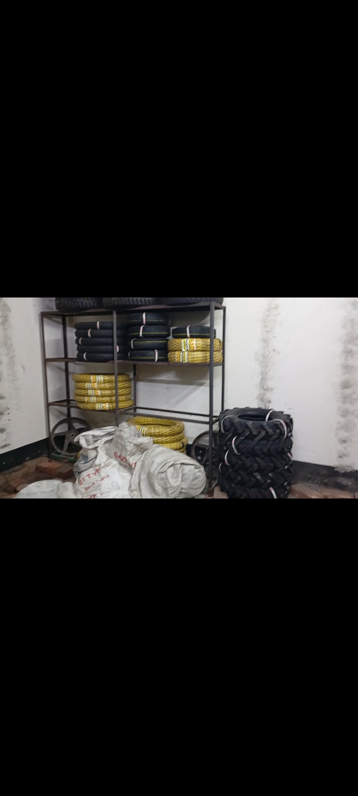 শরীয়তপুরের ভোজেশ্বর এলাকায় মেলকার মার্কেটে ৩৫ লাখ টাকার মালামাল লুট, পুলিশের ব্যর্থতার অভিযোগ \