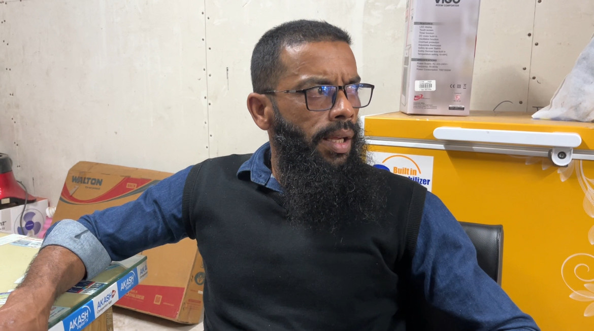 নড়িয়ায় সাবেক যুবদল নেতা রনি মাঝি  নিজের হাতে শাস্তি দেন  ,পরে দেয় পুলিশে