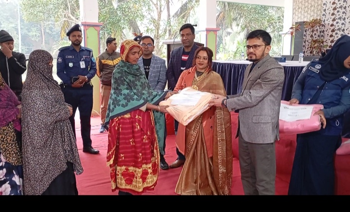 শরীয়তপুরে পুলিশের শীতবস্ত্র বিতরন