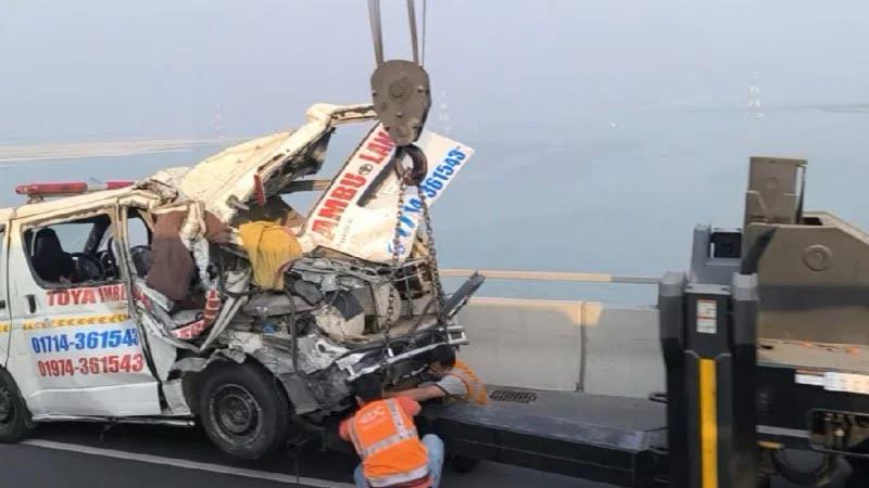 পদ্মা সেতুতে বাসের ধাক্কায় দুমড়ে-মুচড়ে গেল অ্যাম্বুলেন্স, আহত ৫