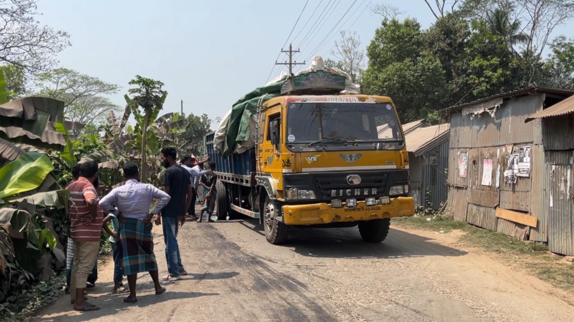 শরীয়তপুর-চাঁদপুর মহাসড়কে চাল বোঝাই ট্রাকের এক্সেল ভেংগে কয়েক কিলোমিটার যানজট,দুর্ভোগ চরমে।