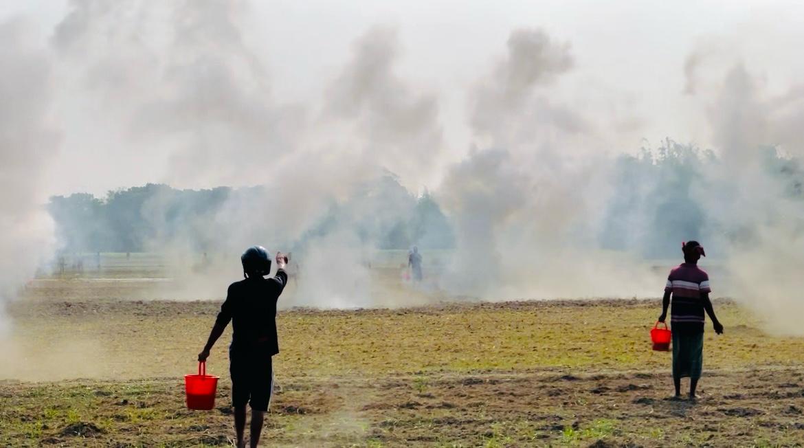 শরীয়তপুরের জাজিরায় আধিপত্য বিস্তার নিয়ে সংঘর্ষে  শত শত বোমার বিস্ফোরন, আহত- ১০