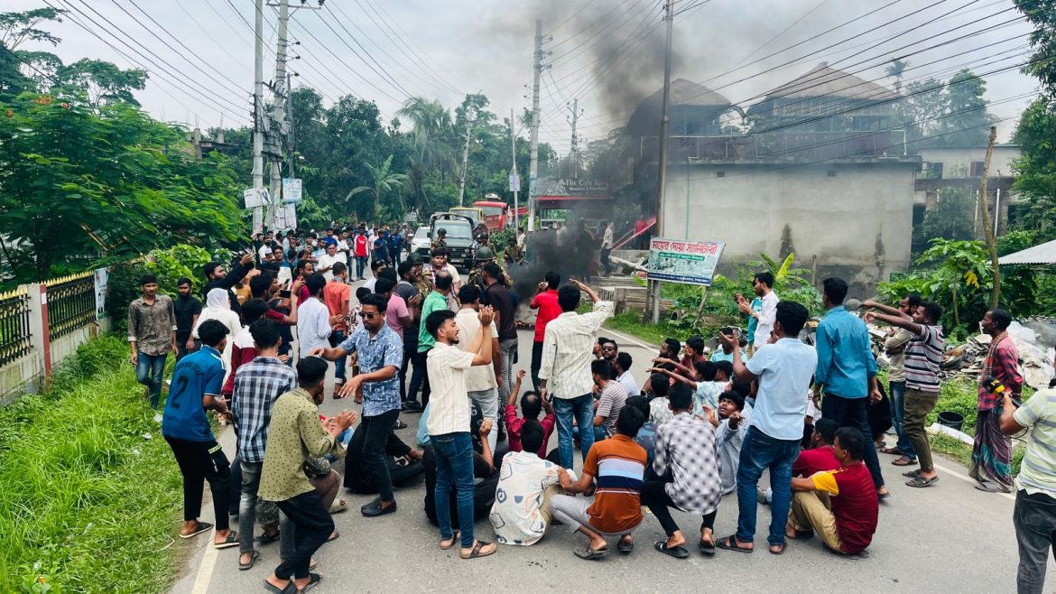 শরীয়তপুর জেলা ছাত্রদলের কমিটি বাতিলের দাবিতে  আগুন জ্বালিয়ে রাস্তা অবরোধ ,তীব্র যানজট