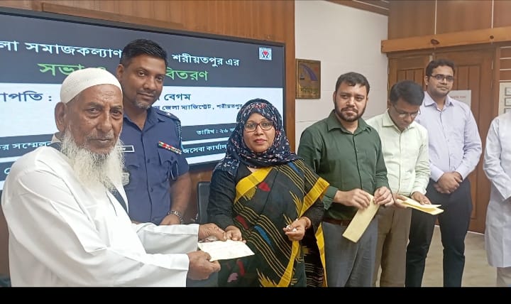 শরীয়তপুরে সমাজ কল্যাণের  ৩৯টি প্রতিষ্ঠানের মধ্যে অনুদানের চেক বিতরন