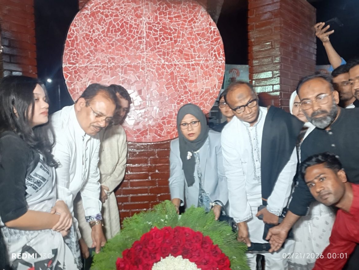 শরীয়তপুরে  মহান ২১ ফেব্রুয়ারী আর্ন্তজাতিক মাতৃভাষা দিবসে  শহীদমিনারে পুষ্পার্ঘ অর্পন