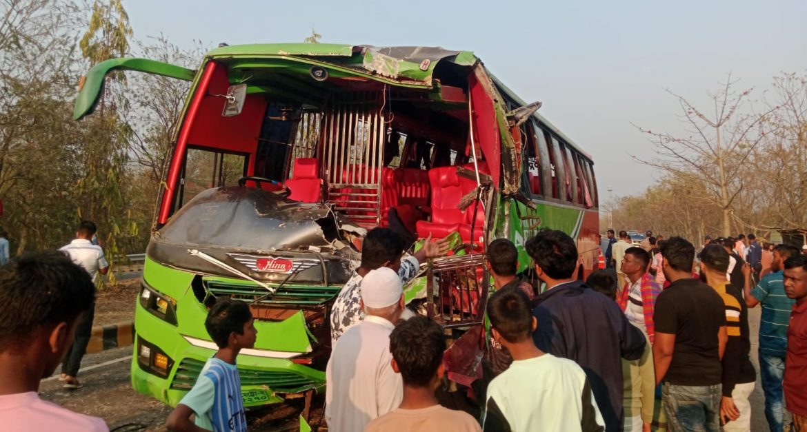 পদ্মা সেতু জাজিরা প্রান্তে বাস দুর্ঘটনা: নিহত ২, আহত অন্তত ২০